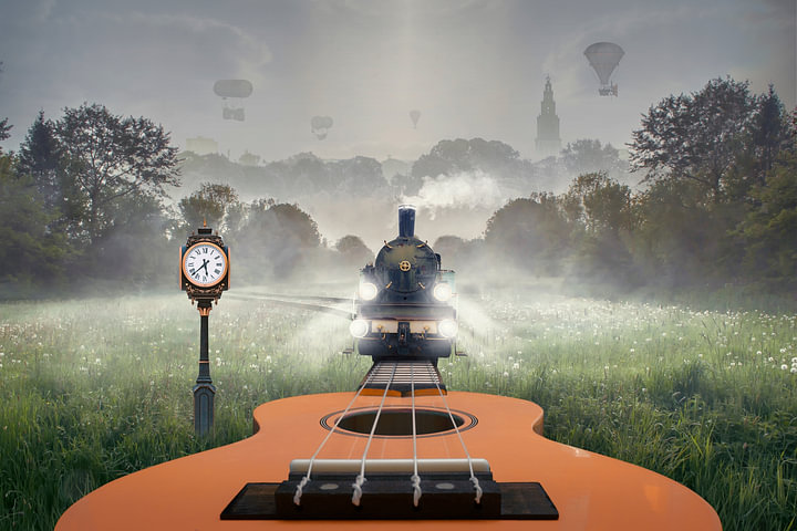 Steampunk Beeldbewerking: Treinspoor Overlopend in een Ukelele - Unieke Wanddecoratie van <span class="secondary-font">Elianne van Turennout</span>