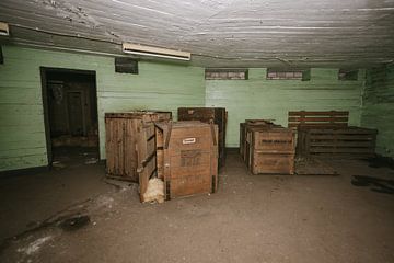 Särge in einem verlassenen Bunker aus dem Zweiten Weltkrieg. von Het Onbekende