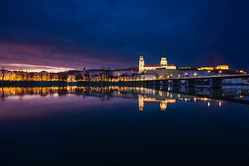 Panorama von Passau zum Sonnenuntergang vom Inn-Ufer