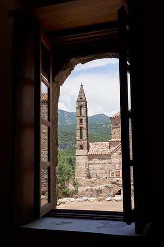 Eine kleine byzantinische Kirche durch das Fenster von Cor de Hamer