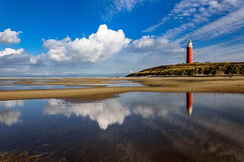 Reflectie van wolken en vuurtoren in het water van Wijnand Medendorp