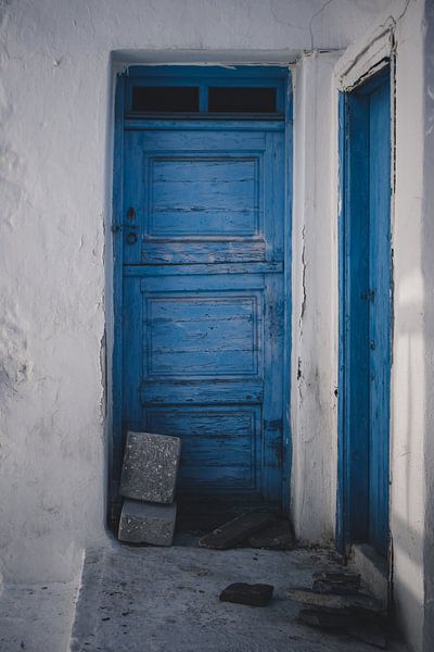Porte bleue dans la ville de Mykonos, Grèce par Tes Kuilboer