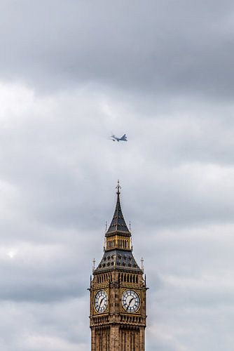 Vliegtuig verdwijnt in de wolken boven Big Ben