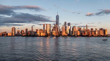 Ligne d'horizon de la ville de New York, coucher de soleil, heure dorée. sur Marieke Feenstra