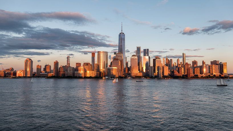 Ligne d'horizon de la ville de New York, coucher de soleil, heure dorée. par Marieke Feenstra
