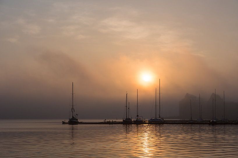 Sonnenaufgang im Stadthafen von Rostock van Rico Ködder