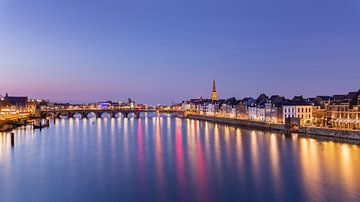 Maastricht skyline in het blauwe uurtje, Nederland van Adelheid Smitt
