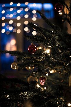 Detailfoto van kerstboom met kerstverlichting en decoratie van Wouter Kouwenberg