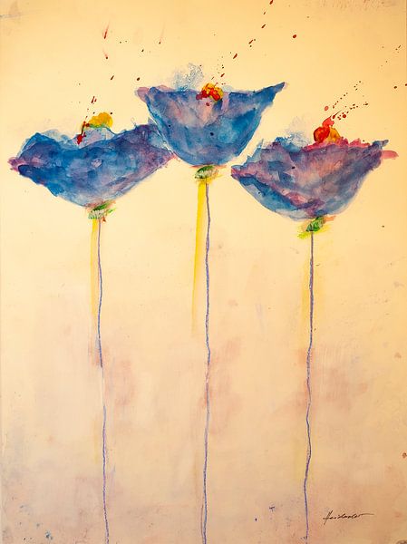 Drie blauwe klaprozen met gele bloemen van Klaus Heidecker