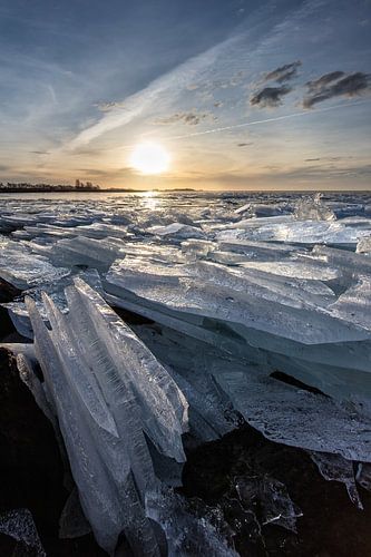 De la glace concassée et un beau lever de soleil