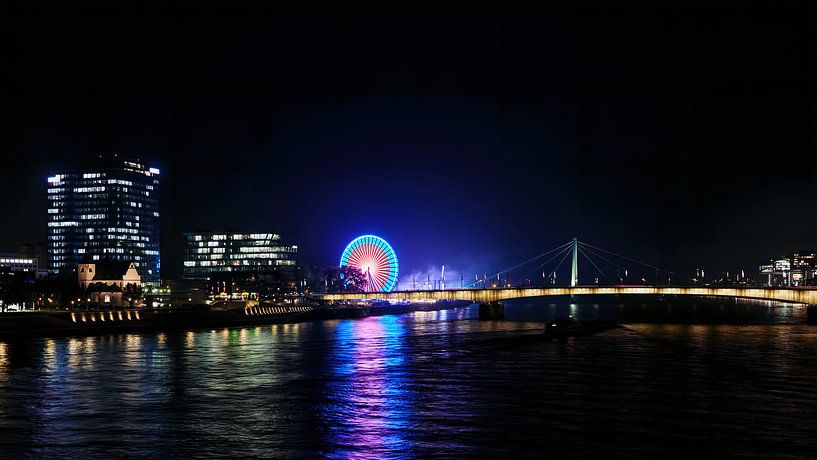Köln Nachtaufnahme mit Jahrmarkt und Riesenrad im Hintergrund von Christian Mueller