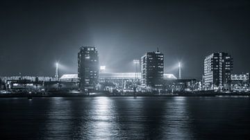 Panorama noir et blanc du stade Feyenoord 'de Kuip'. sur Niels Dam
