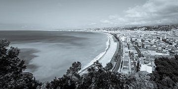 Promenade des Anglais en oude stad in Nice - monochroom van Werner Dieterich