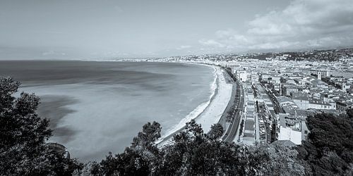 Promenade des Anglais et vieille ville de Nice - monochrome sur Werner Dieterich
