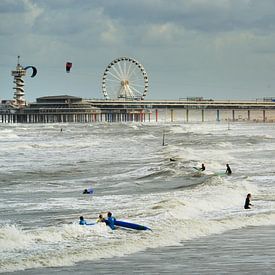 Strandpret in de branding op Scheveningen van Georges Hoeberechts