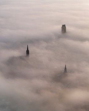 Martinikerk in Bolsward: Ochtendnevel bij Zonsopgang van Ewold Kooistra
