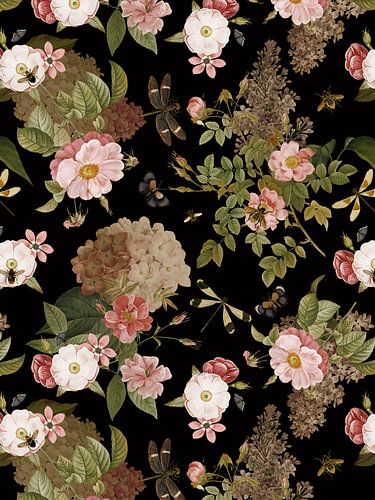 Le jardin de roses d'été de minuit