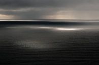 Uitzicht over zee/oceaan, Reynisfjall, Vik, IJsland (kleur) by Roel Janssen thumbnail