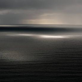 Uitzicht over zee/oceaan, Reynisfjall, Vik, IJsland (kleur) sur Roel Janssen