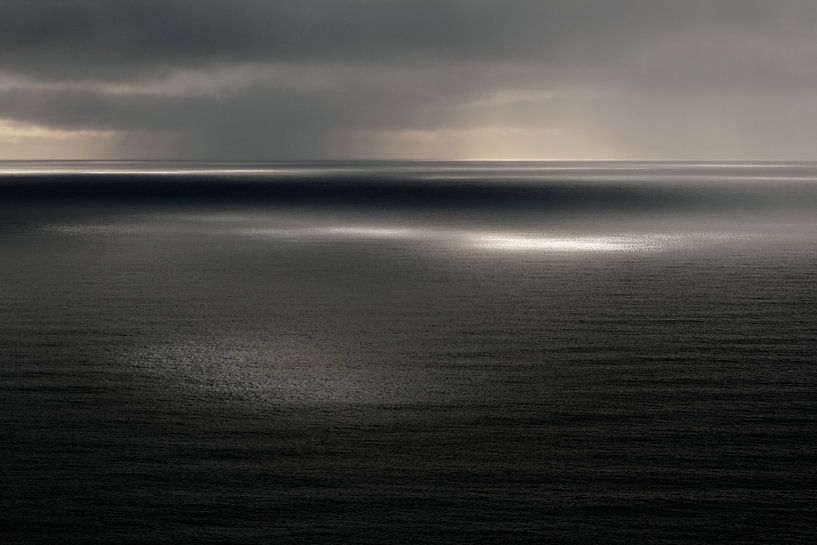 Uitzicht over zee/oceaan, Reynisfjall, Vik, IJsland (kleur) van Roel Janssen