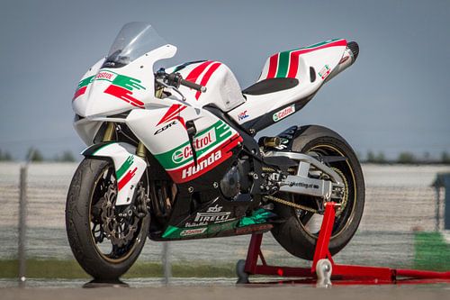 Honda CBR 600 RR Supersport in racetrim with Castrol stickers
