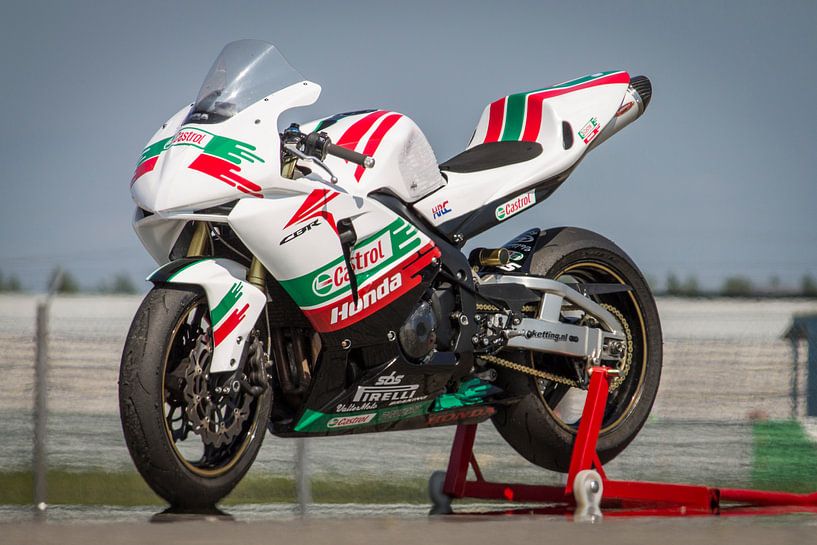 Honda CBR 600 RR Supersport in racetrim met Castrol stickers van Joost Winkens