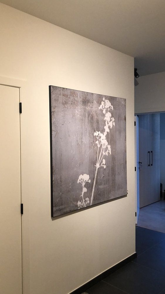 Bloem. Botanische illustratie in retrostijl in wit op roestbruin grijs  van Dina Dankers 