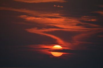 rode zonsondergang te Kroatië van Osterhuis