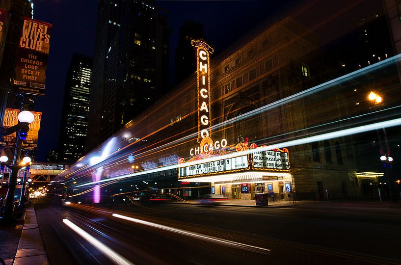 Chicago theatre in de avond van Michael Bollen