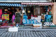 Vrouw bij een vis winkel in Korea van Mickéle Godderis thumbnail