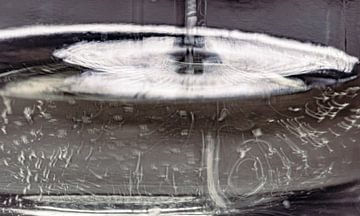 Macro van olijfolie in glas, abstract, vloeiend, organisch, detail. van John Quendag