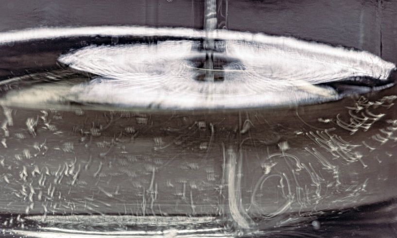 Makro von tropfenden Strahl von Olivenöl in Glas, abstrakt von John Quendag