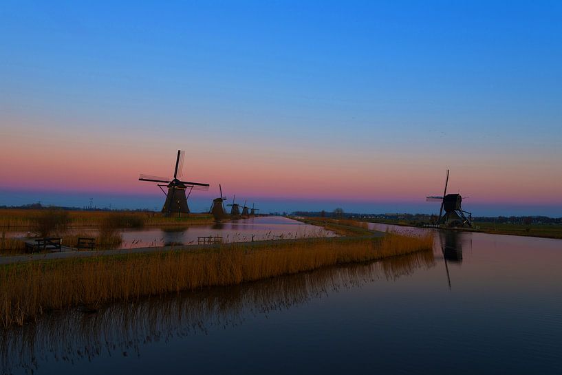 Windmolens langs de Kinderdijk met zonsondergang. von Brian Morgan