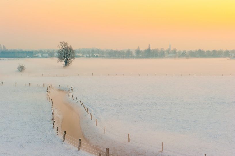 Verschneite Winterlandschaft bei Sonnenaufgang von Geert D