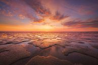 SkyFire -Een prachtige zonsondergang boven de Waddenzee bij de Friese waddenkust. van Bas Meelker thumbnail