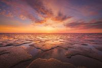 SkyFire -Een prachtige zonsondergang boven de Waddenzee bij de Friese waddenkust.