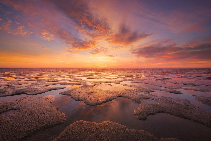 SkyFire -Een prachtige zonsondergang boven de Waddenzee bij de Friese waddenkust. van Bas Meelker
