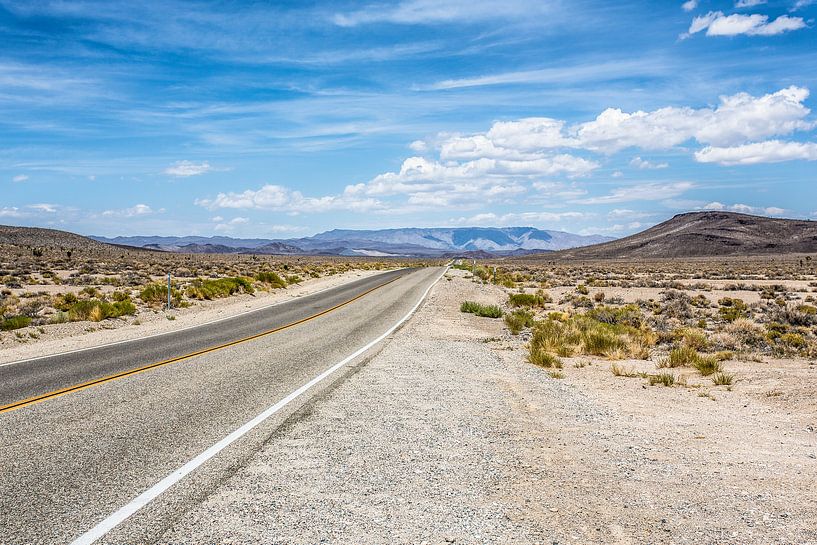 Death Valley, eenzame weg en fraaie luchtpartij van Eric van Nieuwland