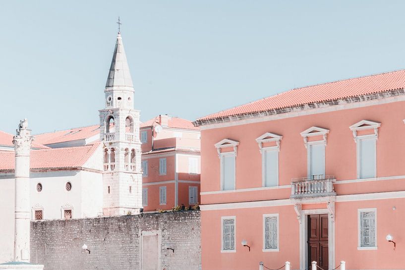 Architecture pastel à Zadar - façade rose et tour de l'église par Elma Maaskant