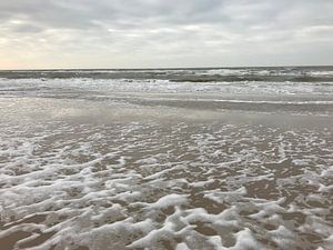 Strand in een storm sur Eveline van Vuren