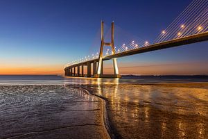 Vasco da Gama Brücke in Lissabon zur blauen Stunde