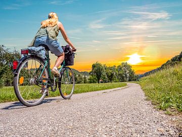 jeune femme à vélo sur la piste cyclable du Danube sur Animaflora PicsStock