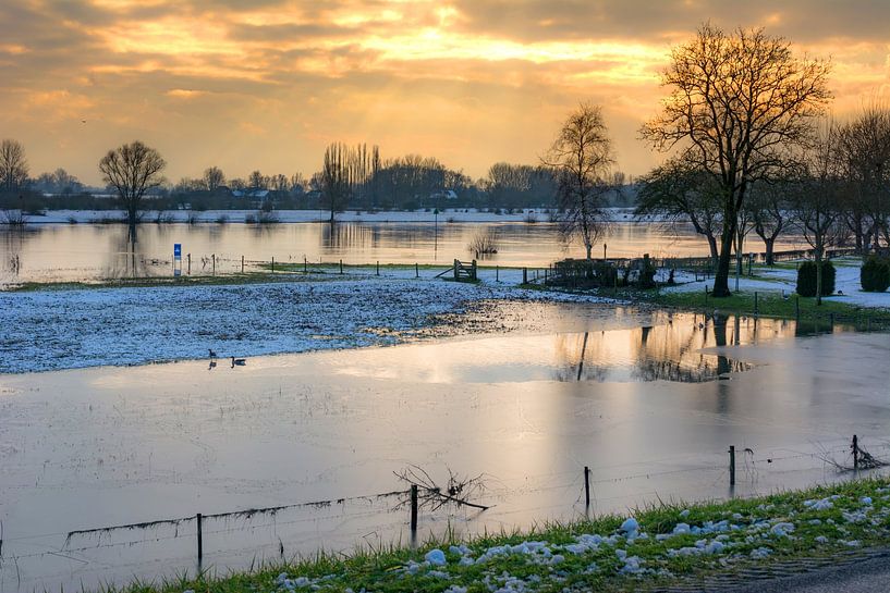 Zonsondergang IJssel met ijs en hoog water van Peter Hermus