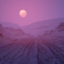 Reifenspuren in einer verschneiten Winterlandschaft bei Sonnenuntergang. von Ysbrand Cosijn