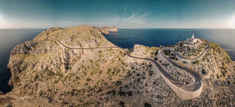 Panoramablick auf Cap de Formentor mit Leuchtturm von Jonas Weinitschke