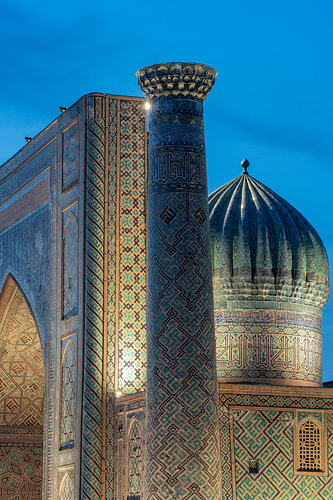 Tegelwerk van het Registan in het avondlicht, Samarkand