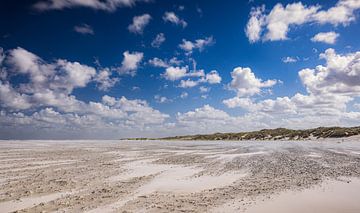 Stille und Weite an der Küste: Ein weiter Blick auf die natürliche Schönheit des Strandes von Hevonax Photography