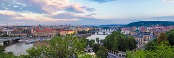 Abendlicher Blick über die Moldaubrücken in Prag | Panorama von Melanie Viola