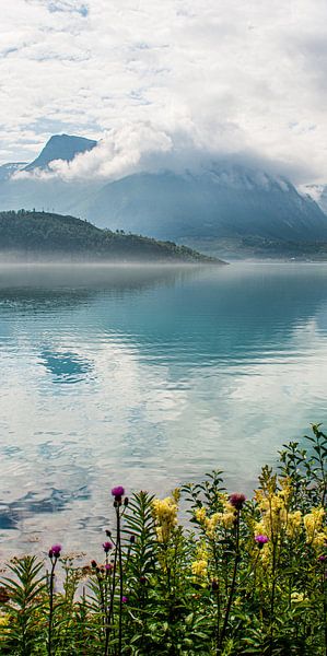 Réflexion de montagnes et de nuages (partie 2 du triptyque) par Ellis Peeters