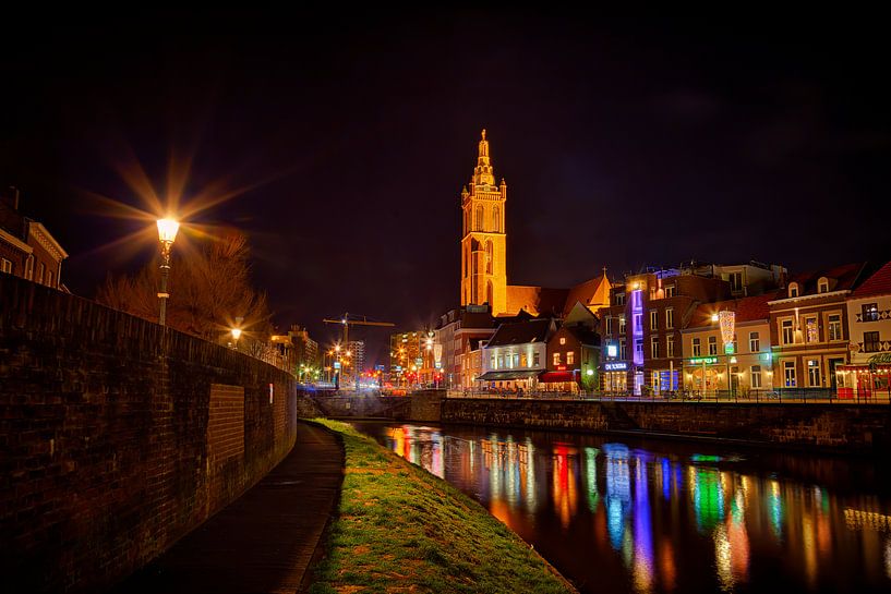 Roermond by night, zicht op de Roer, de Roerkade en de Sint-Christoffelkathedraal van Carola Schellekens